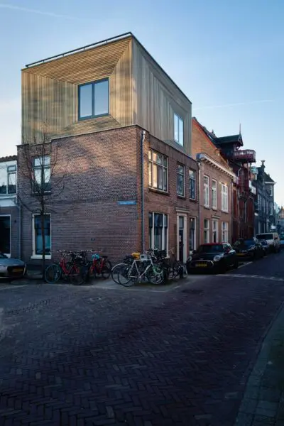 Zijkant woning met nieuwe houten dakopbouw – Buiten Wittevrouwen Utrecht