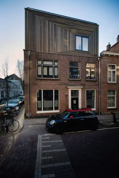 Straatzicht op woning met nieuwe houten dakopbouw – Buiten Wittevrouwen Utrecht