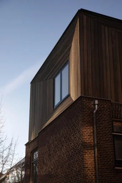 Moderne dakopbouw in hout op bestaand metselwerk – Buiten Wittevrouwen Utrecht