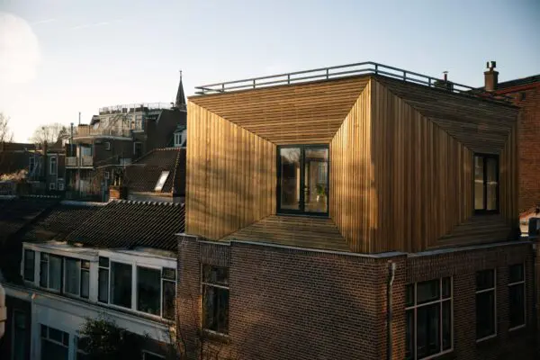 Dakopbouw met houten gevelbekleding en dakterras – Buiten Wittevrouwen Utrecht