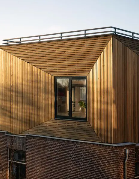 Detailfoto houten gevelbekleding van dakopbouw – Buiten Wittevrouwen Utrecht