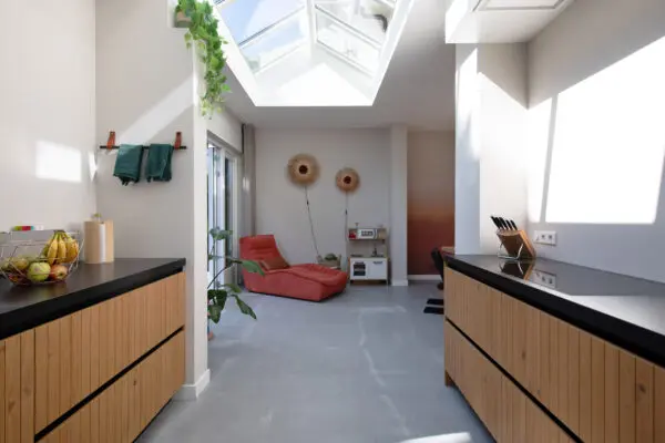 Keuken met houten kastenwand en lichtstraat – jaren ’30 woning Kerckebosch Zeist