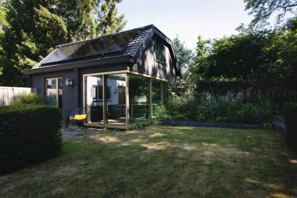 Tuinzijde gerenoveerde schuur verbouwd tot kantoor – Kerckebosch Zeist