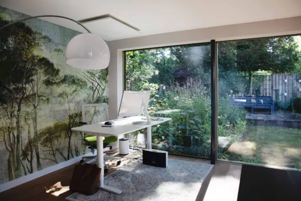 Kantoorinterieur met bureau en grote ramen – Kerckebosch Zeist