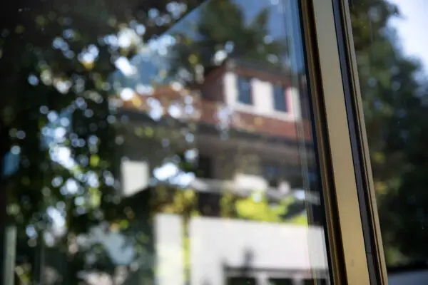 Reflectie van woning in glazen gevel kantoor – Kerckebosch Zeist