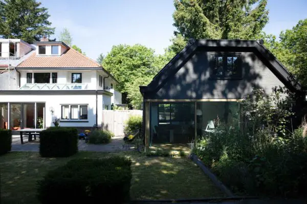 Straatbeeld met gerenoveerde woning en kantoor – Kerckebosch Zeist