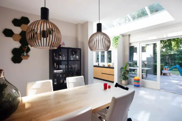 Eetkamer met moderne hanglampen en grote ramen – jaren ’30 woning Kerckebosch Zeist