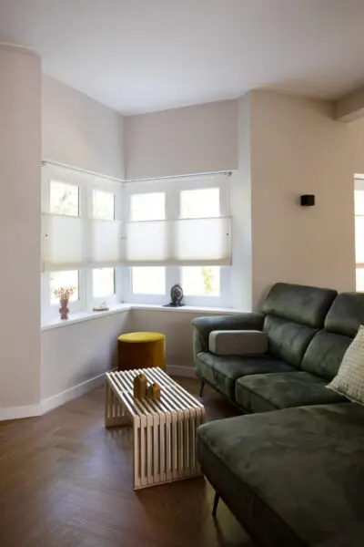 Woonkamer met groene hoekbank en erker – jaren ’30 woning Kerckebosch Zeist