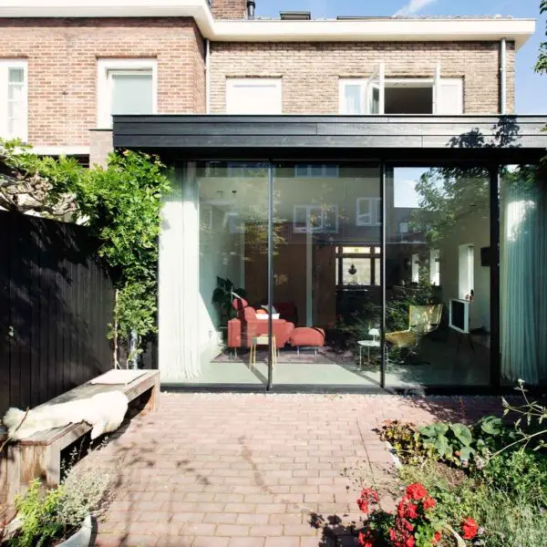 Moderne aanbouw met schuifpui en zithoek – jaren ’30 woning Tuinwijk Oost Utrecht