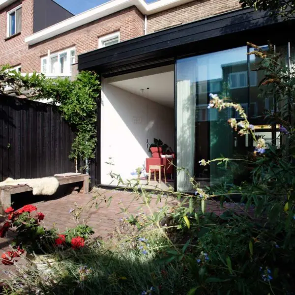 Moderne uitbouw met glazen pui en tuinzicht – jaren ’30 woning Tuinwijk Oost Utrecht