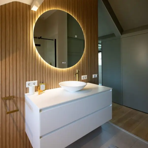 Moderne badkamer met wastafelmeubel en ronde spiegel – villa Het Gooi