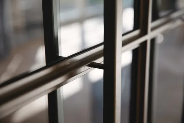 Close-up stalen kozijn met industriële afwerking – villa Het Gooi