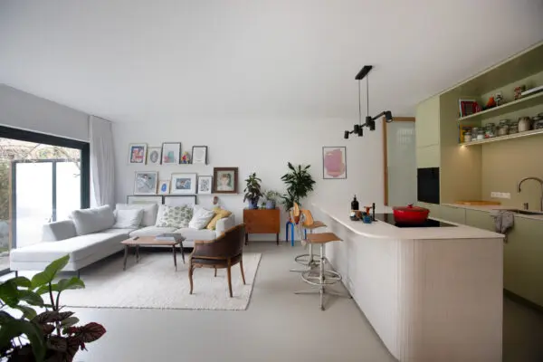 Woonkamer met eettafel en open keuken – Noordoost Utrecht