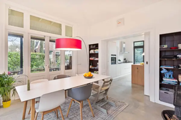 Moderne eetkamer met ramen rondom en lichte vloer villa Rijsenburgselaan Driebergen