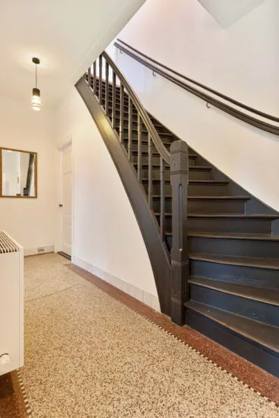 Trappenhuis met donkere houten trap en lichte muren villa Rijsenburgselaan Driebergen