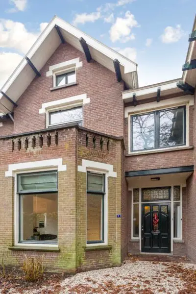Voorgevel gerenoveerde villa met klassieke details Rijsenburgselaan Driebergen