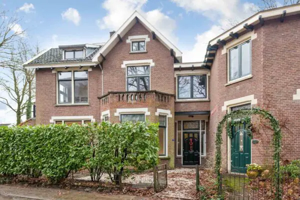 Voorzijde totaal gerenoveerde villa Rijsenburgselaan Driebergen