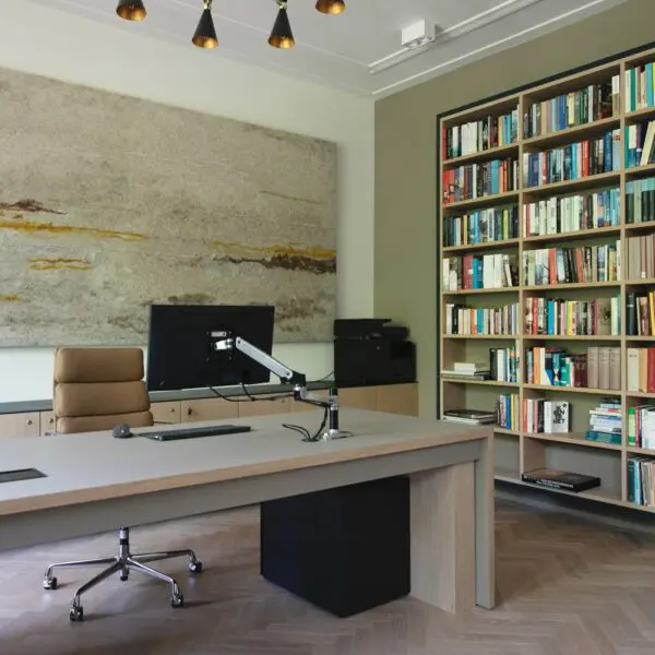 Luxe thuiswerkplek met maatwerk kast in herenhuis Wilhelminapark Utrecht