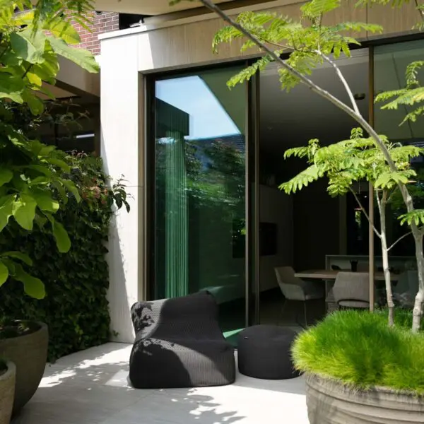 Moderne uitbouw met glazen pui bij herenhuis Wilhelminapark Utrecht