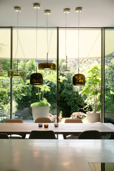Eetkamer met design hanglampen in herenhuis Wilhelminapark Utrecht