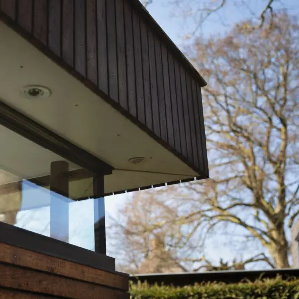 Detailfoto houten gevelbekleding uitbouw Wilhelminapark Zeist