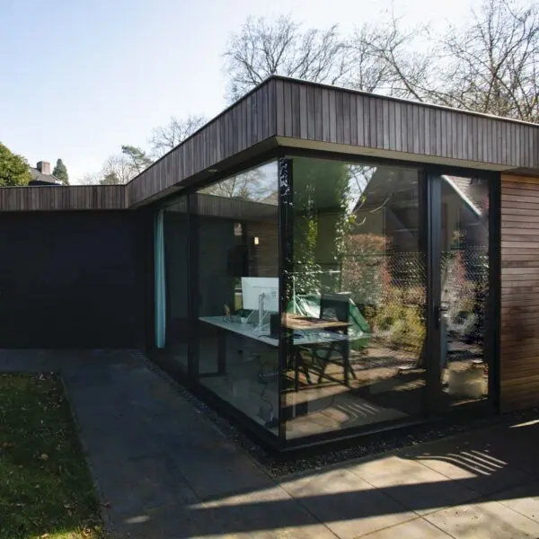Moderne uitbouw met glazen gevel aan tuinzijde Wilhelminapark Zeist
