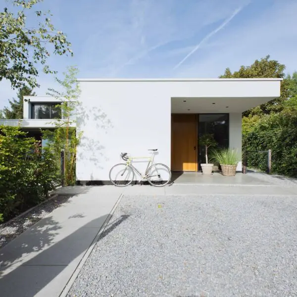 Moderne nieuwbouwwoning in Utrecht met strakke lijnen, houten voordeur en duurzame materialen – gerealiseerd door Aannemersbedrijf Frank Wouterse