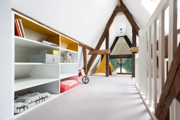 Gerenoveerde zolder met houten balken, wit interieur en maatwerkkasten – zolderverbouwing door Aannemersbedrijf Frank Wouterse