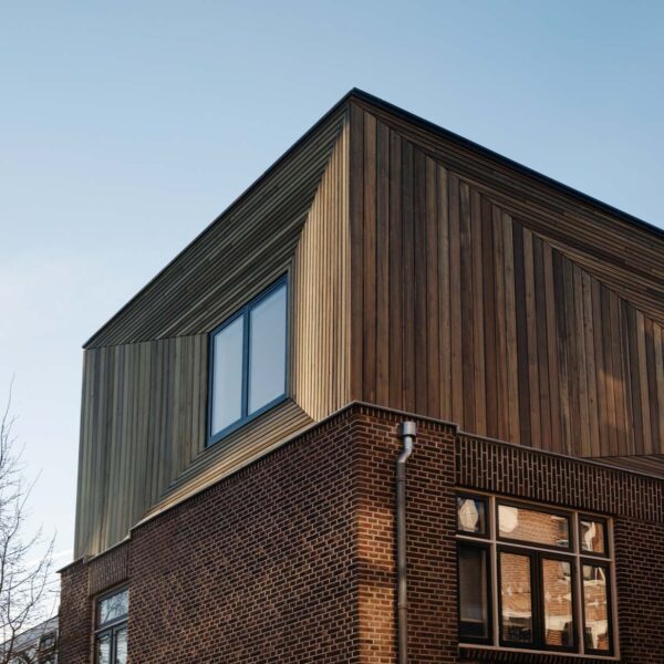 Moderne dakopbouw met houten gevelbekleding op bestaande woning – gerealiseerd door Aannemersbedrijf Frank Wouterse