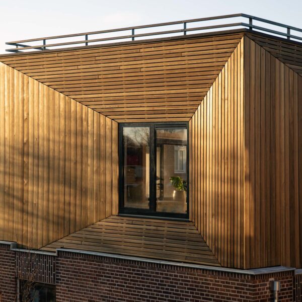Moderne dakopbouw met houten gevelbekleding op bestaande woning – gerealiseerd door Aannemersbedrijf Frank Wouterse