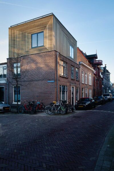 Zijkant woning met nieuwe houten dakopbouw – Buiten Wittevrouwen Utrecht