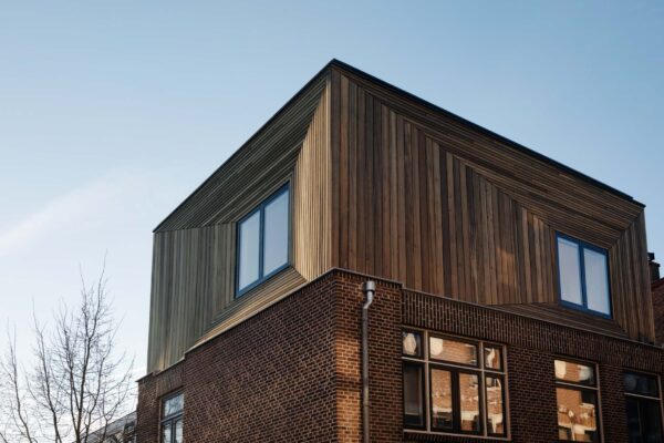 Houten dakopbouw zichtbaar vanaf straatzijde – Buiten Wittevrouwen Utrecht