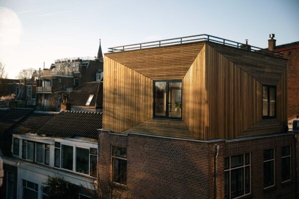 Dakopbouw met houten gevelbekleding en dakterras – Buiten Wittevrouwen Utrecht