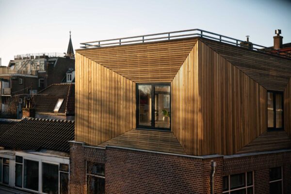Dakopbouw in hout met groot raam en strak lijnenspel – Buiten Wittevrouwen Utrecht