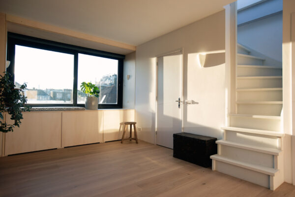 Interieur nieuwe verdieping met licht en moderne afwerking – Buiten Wittevrouwen Utrecht