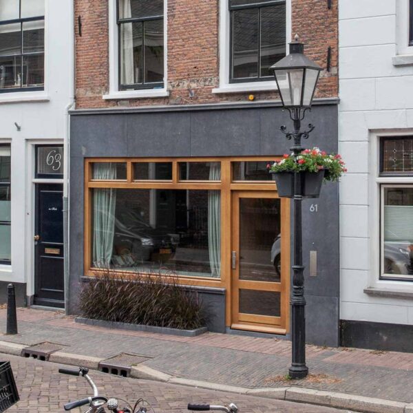 Straatbeeld woning met gerenoveerde gevel en houten pui – centrum Utrecht