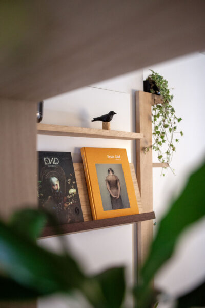 Houten kast met boeken en decoratie – centrum Utrecht