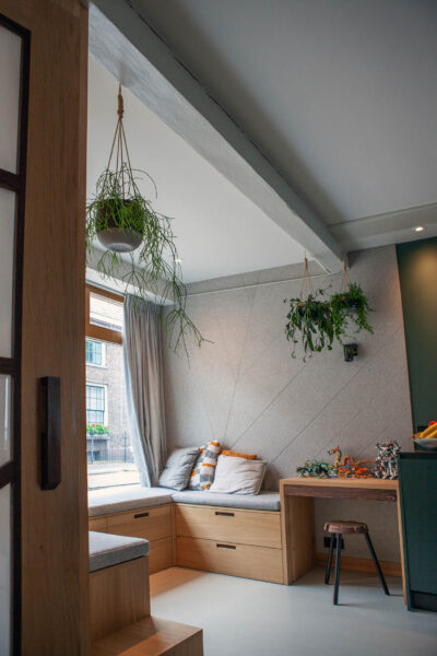 Ingebouwde zithoek met houten afwerking en planten – centrum Utrecht