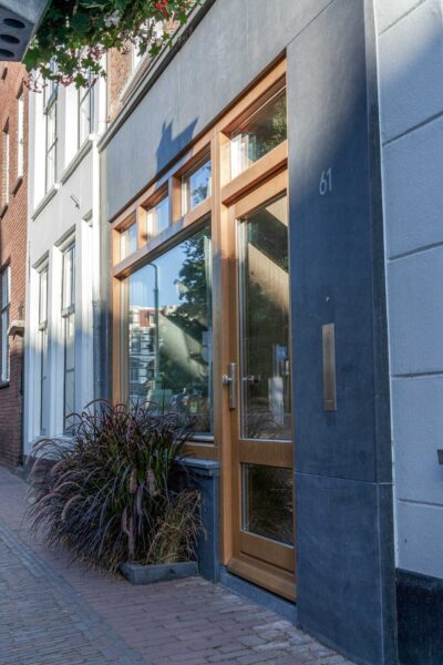 Voorgevel met vernieuwde houten kozijnen en plantenbak – centrum Utrecht