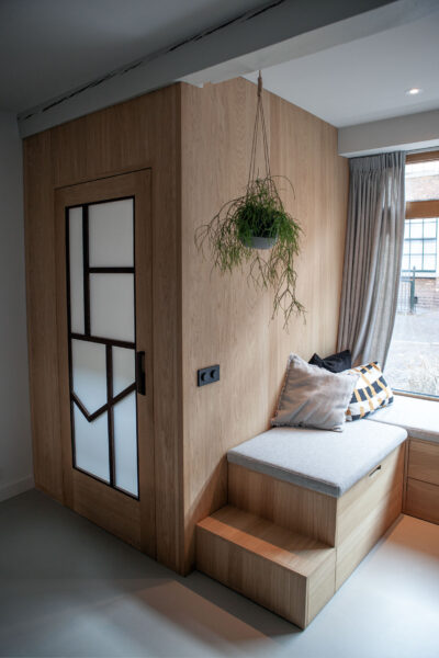 Hal met houten kast en planten – centrum Utrecht