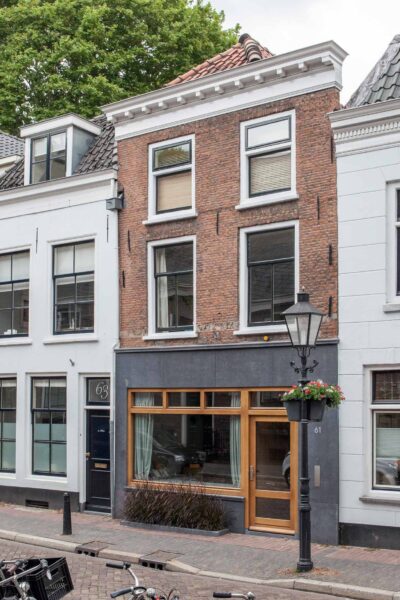 Voorzijde woning met nieuwe houten pui – centrum Utrecht