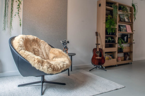 Zithoek met ronde fauteuil en wandkast – centrum Utrecht