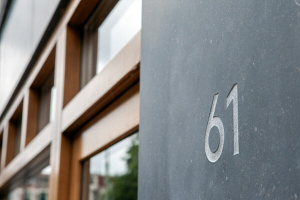 Detail vernieuwd huisnummer op gevel – centrum Utrecht