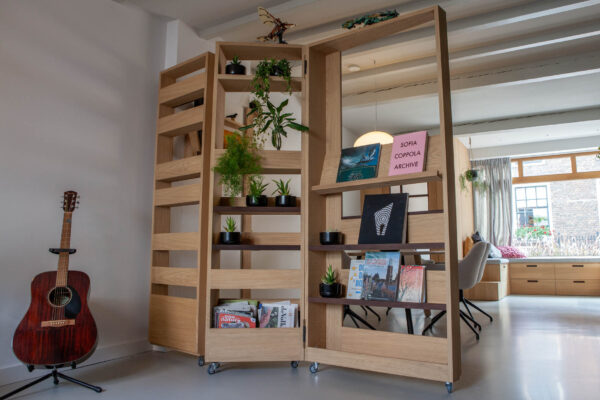Wandkast met boeken, planten en gitaar – centrum Utrecht