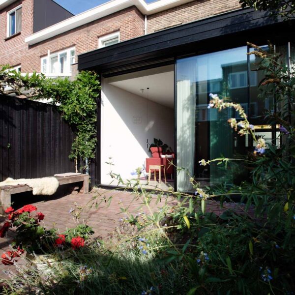 Moderne uitbouw met glazen pui en tuinzicht – jaren ’30 woning Tuinwijk Oost Utrecht