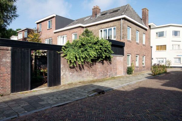 Straatbeeld met gerenoveerde jaren ’30 woning Tuinwijk Oost Utrecht