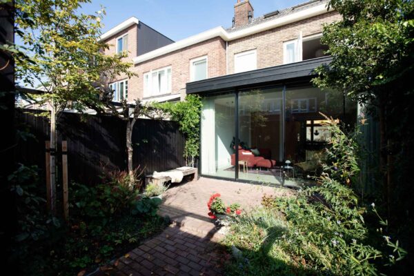 Moderne uitbouw met grote glazen gevel – jaren ’30 woning Tuinwijk Oost Utrecht