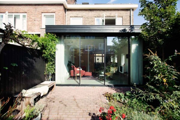 Achteraanzicht woning met tuin en terras – Tuinwijk Oost Utrecht