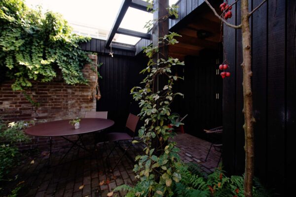 Patio met beplanting en lichtstraat – jaren ’30 woning Tuinwijk Oost Utrecht