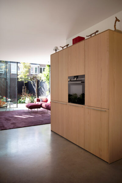 Zithoek met glazen schuifpui en uitzicht op tuin – jaren ’30 woning Tuinwijk Oost Utrecht